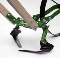 Low wheel hoe for weeding