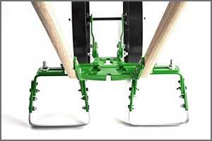 double oscillating hoes for straddle weeding